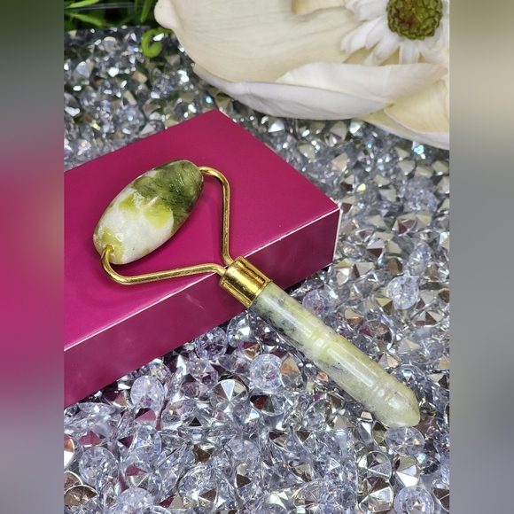 *5 for $25*  Jade Serpentine Stone Facial Roller - Picture 1 of 5